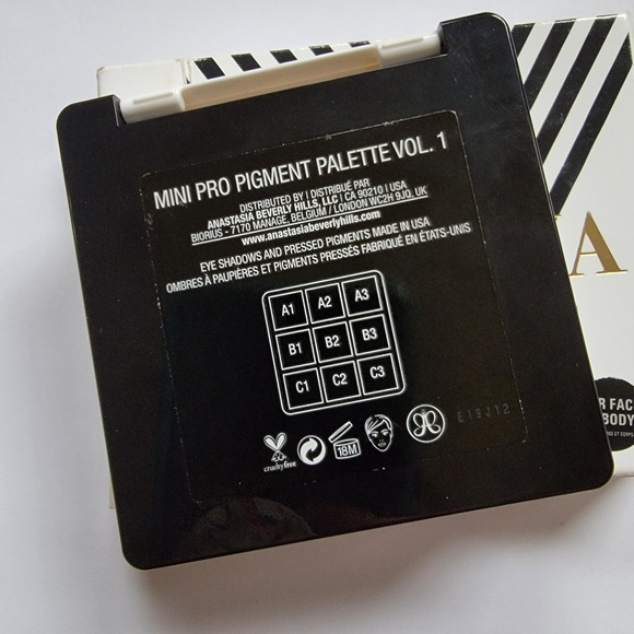 ANASTASIA Beverly Hills• Norvina MINI Pro Pigment Palette Vol. 1 NEW IN BOX - Picture 5 of 8